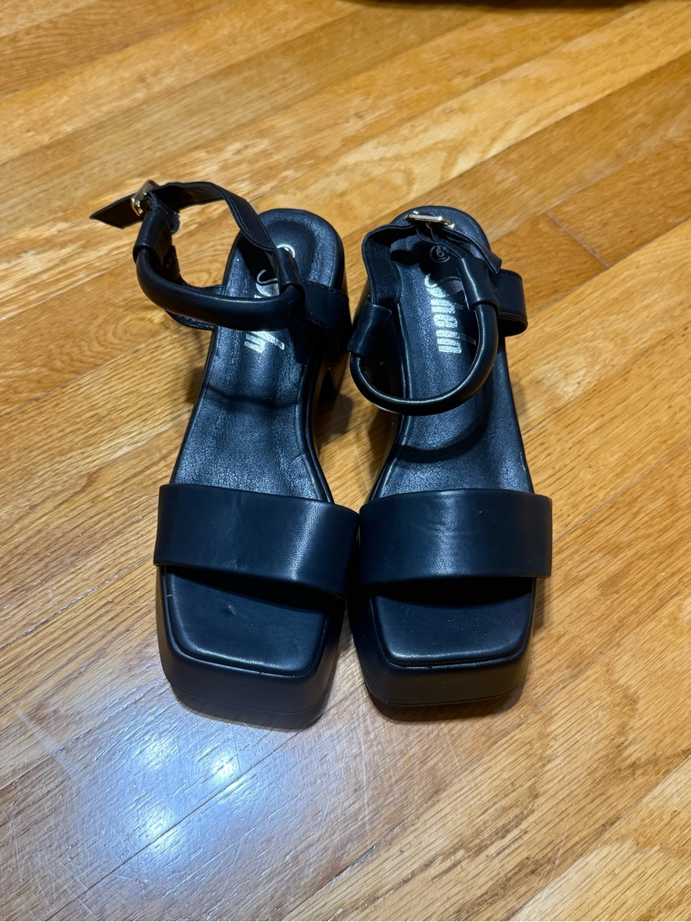 Black platform heels sandals size 6
Never worn